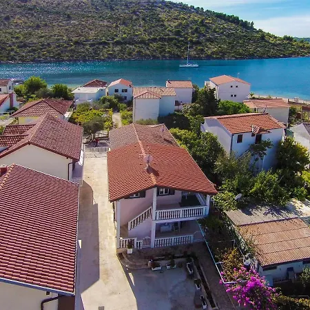 House Lucija بيت للعطل روغوزنيكا