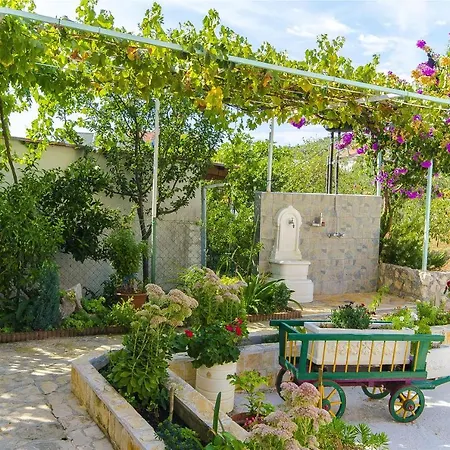 House Lucija بيت للعطل