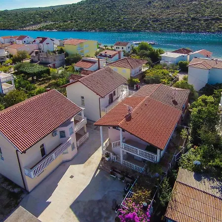 House Lucija بيت للعطل روغوزنيكا