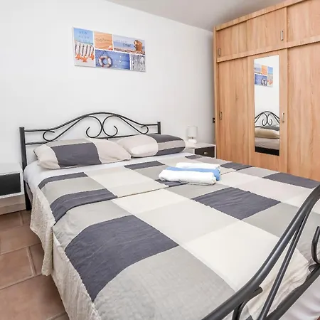 House Lucija بيت للعطل روغوزنيكا