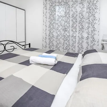 House Lucija بيت للعطل روغوزنيكا