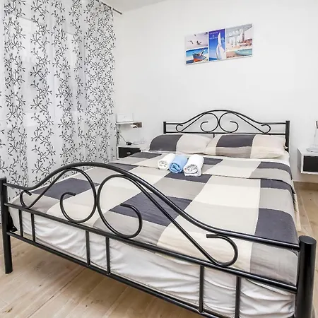 House Lucija بيت للعطل روغوزنيكا