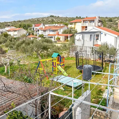 House Lucija بيت للعطل *